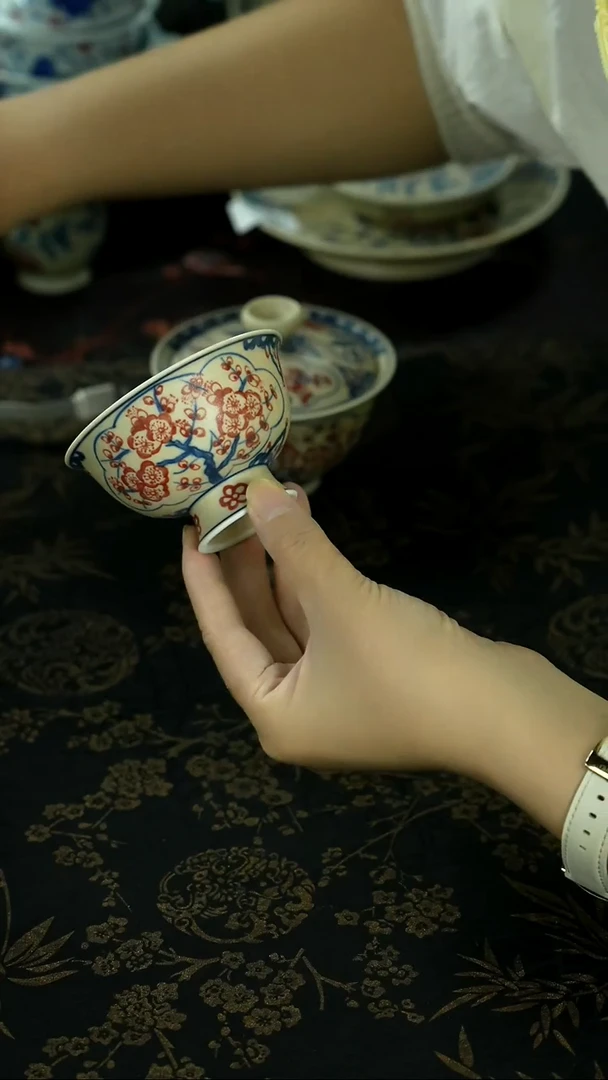 清理仓库中 茶具茶叶陶炉