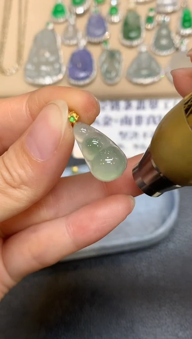 颈饰18K金镶嵌翡翠福豆【无服务费