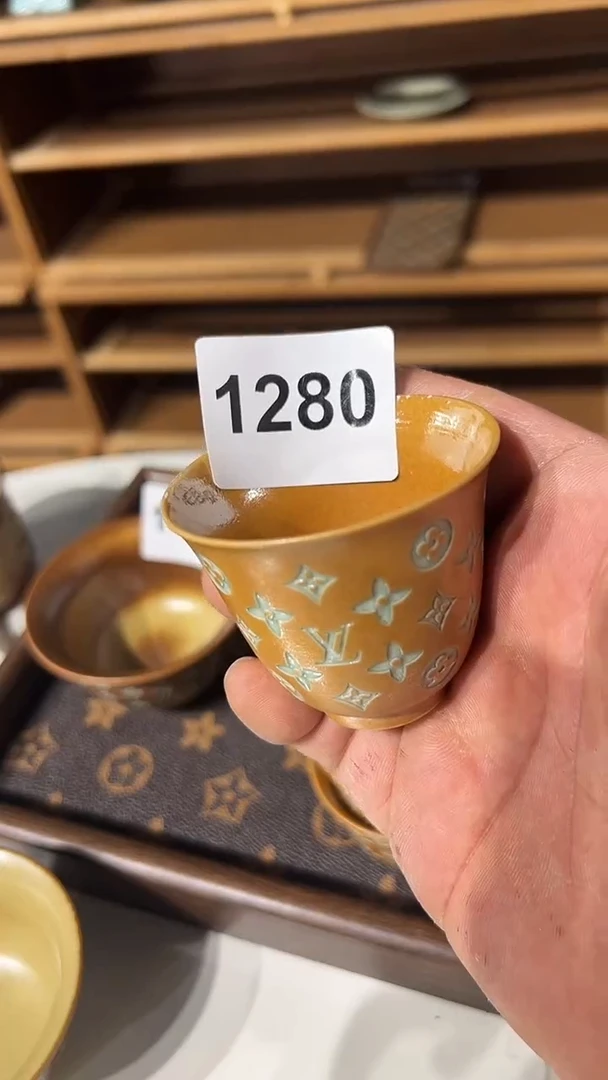 龙泉窑老花铃铛杯微瑕1280