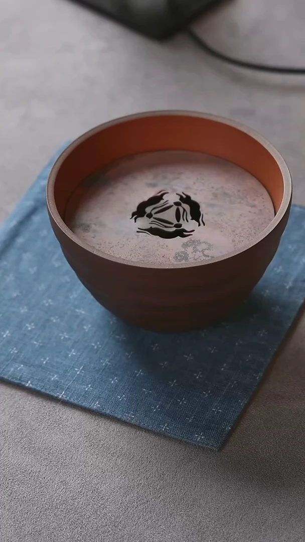 【闪购商品】紫砂壶承微微瑕三兔共耳碗形壶承红福利品