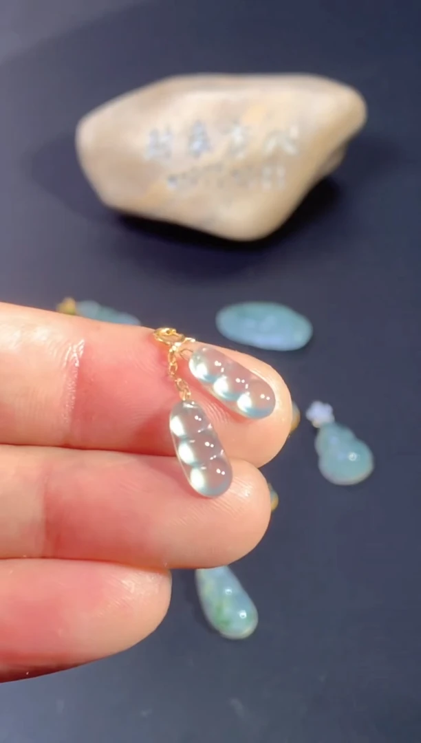 颈饰18K金镶嵌翡翠