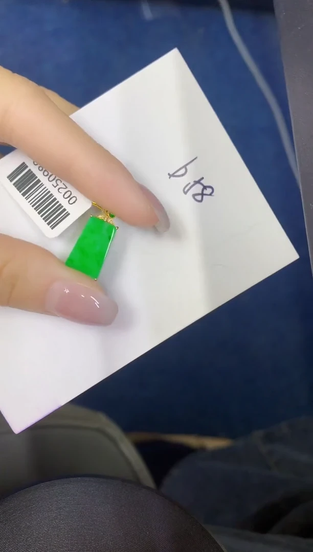 颈饰18K金镶嵌翡翠缅甸天然翡翠A货