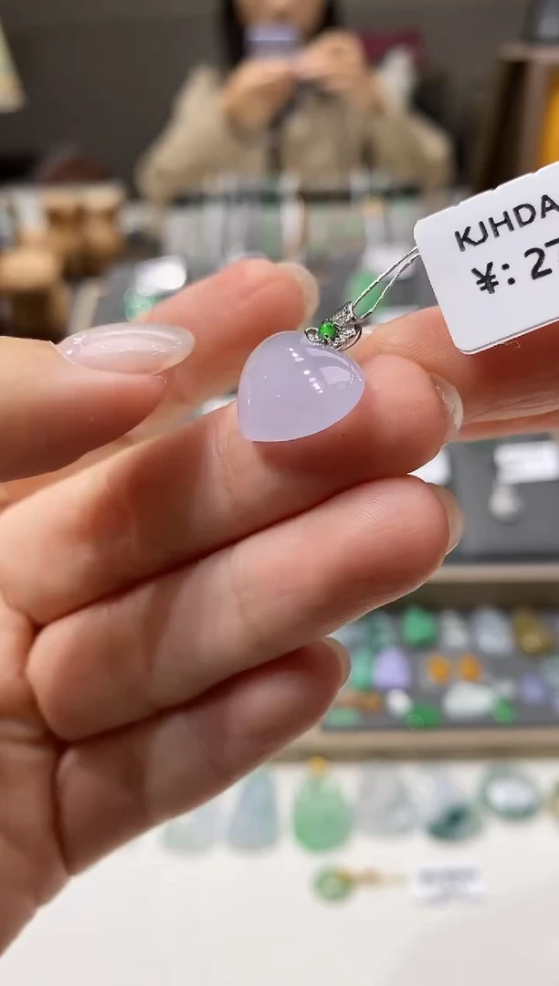 颈饰18K金镶嵌翡翠爱心