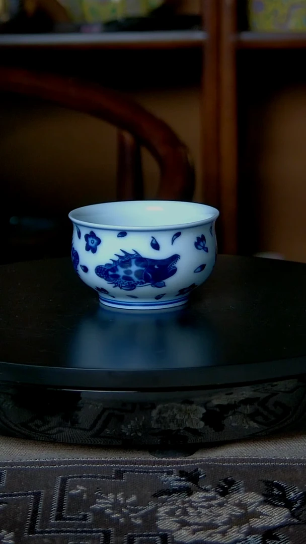 景德镇手工青花桃花鳜鱼杯