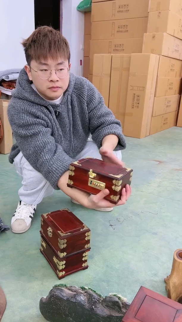 【闪购商品】红酸枝木类密码锁首饰盒一个