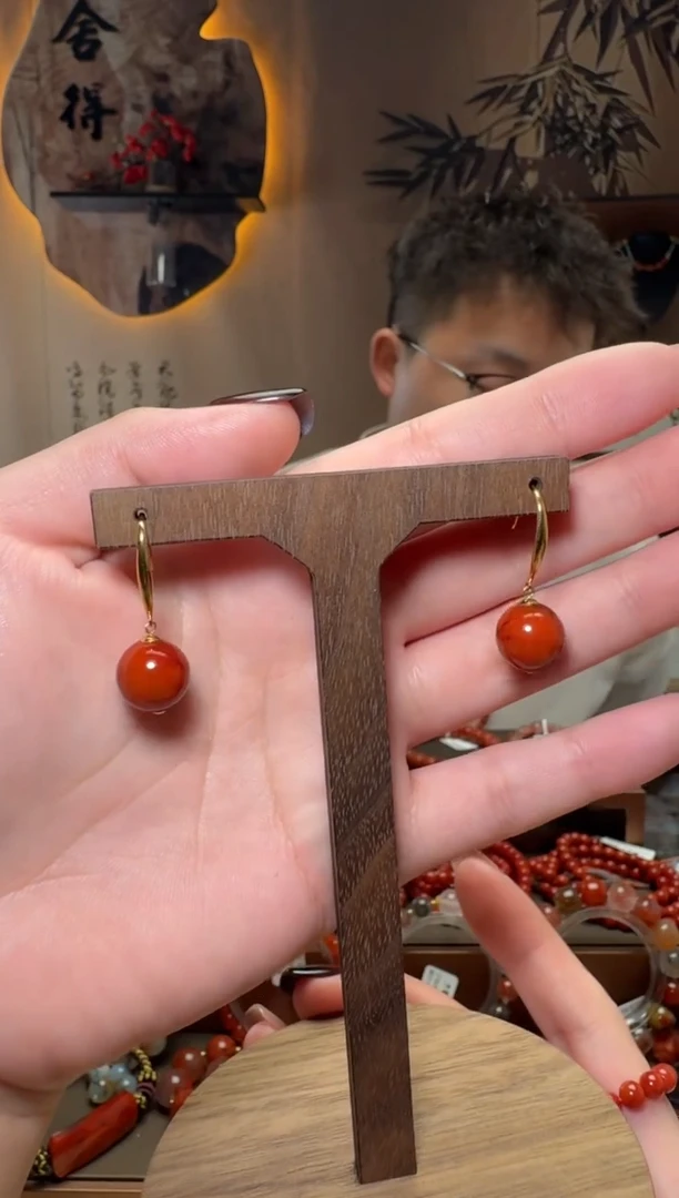 18K金镶嵌原矿无优化无注胶耳钩南红玛瑙一对约10mm