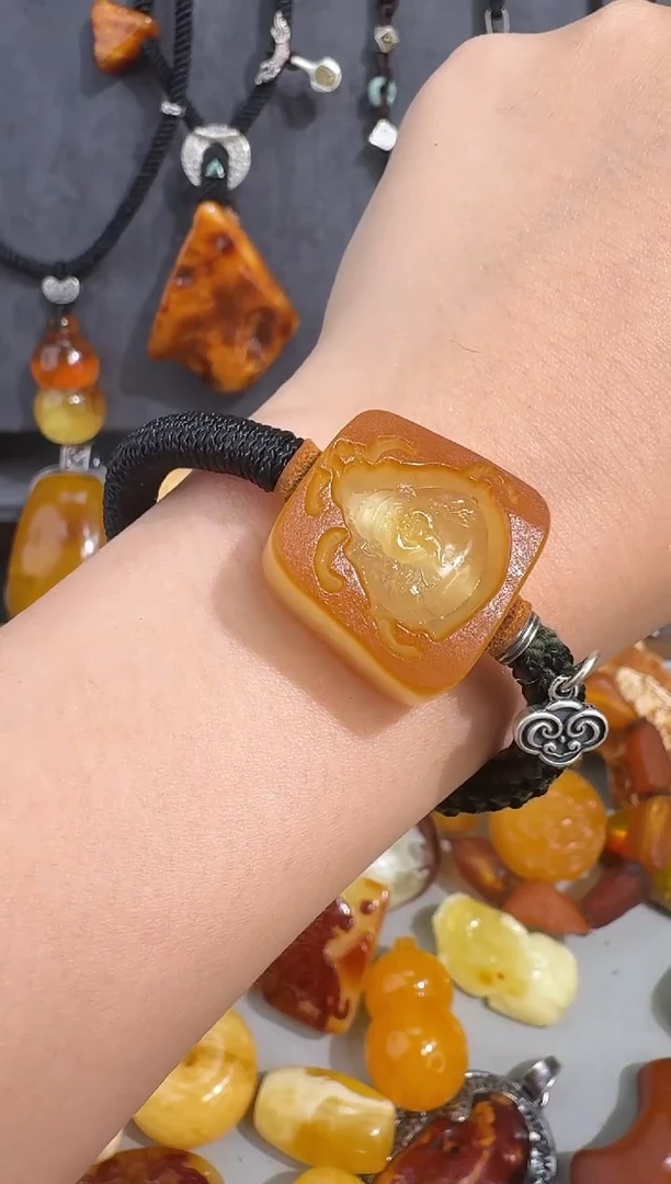 未镶嵌琥珀裸石明**狐小鱼儿