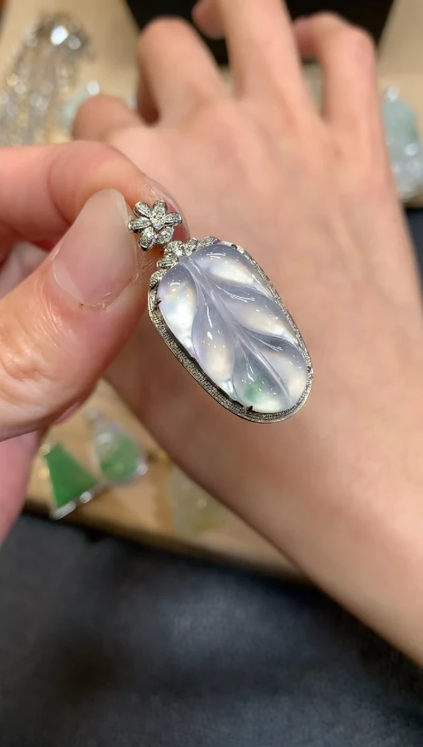 【闪购商品】翡翠颈饰18K金镶嵌叶子【无服务费】