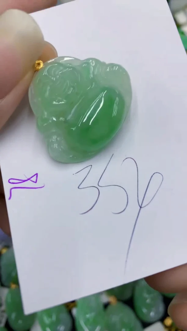 翡翠18K金镶嵌颈饰11111111111