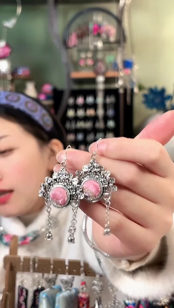 彩云南阁非遗老绣饰品186*