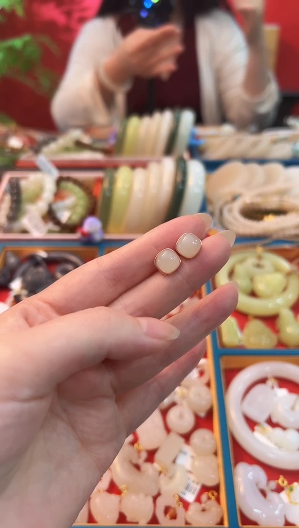 【闪购商品】和田玉耳饰银S925镶嵌藕粉方糖耳钉