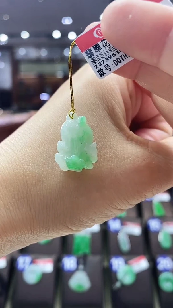 颈饰未镶嵌翡翠小白菜