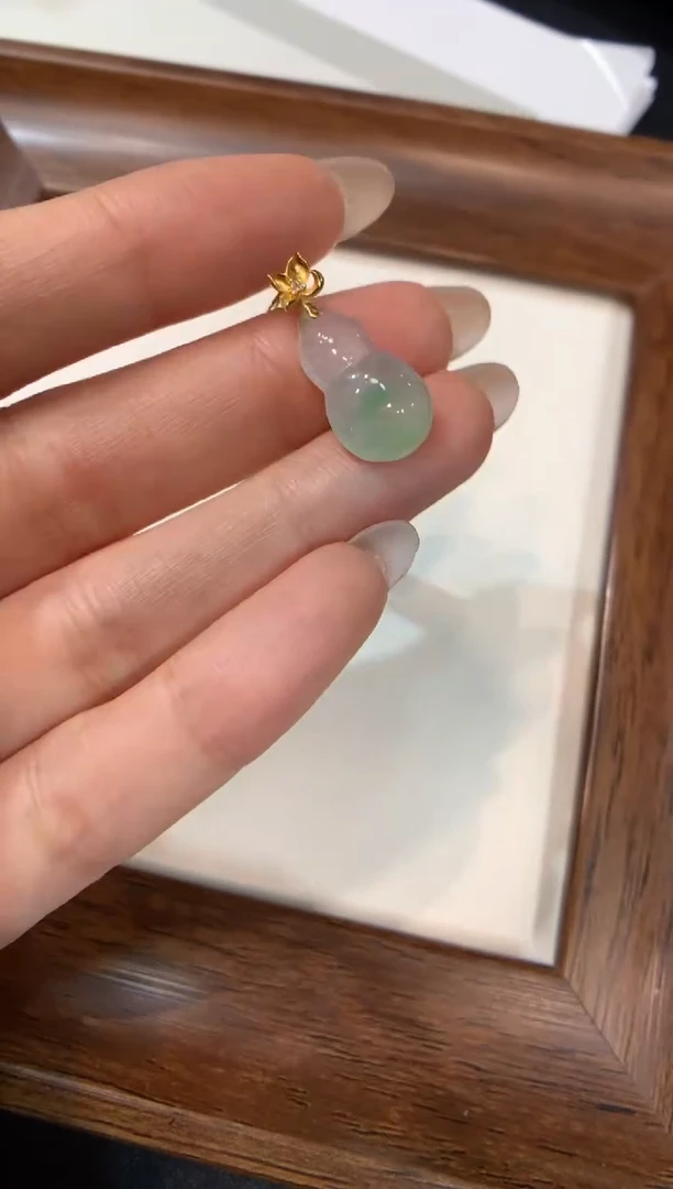 颈饰18K金镶嵌翡翠葫芦