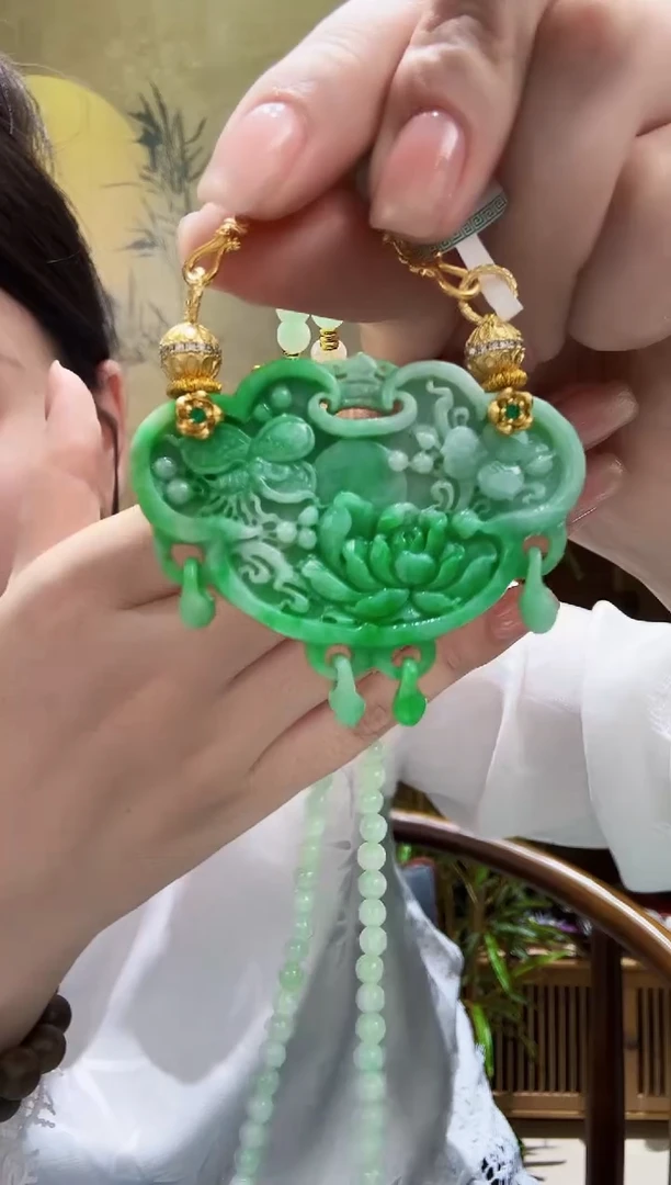 颈饰未镶嵌翡翠吊坠