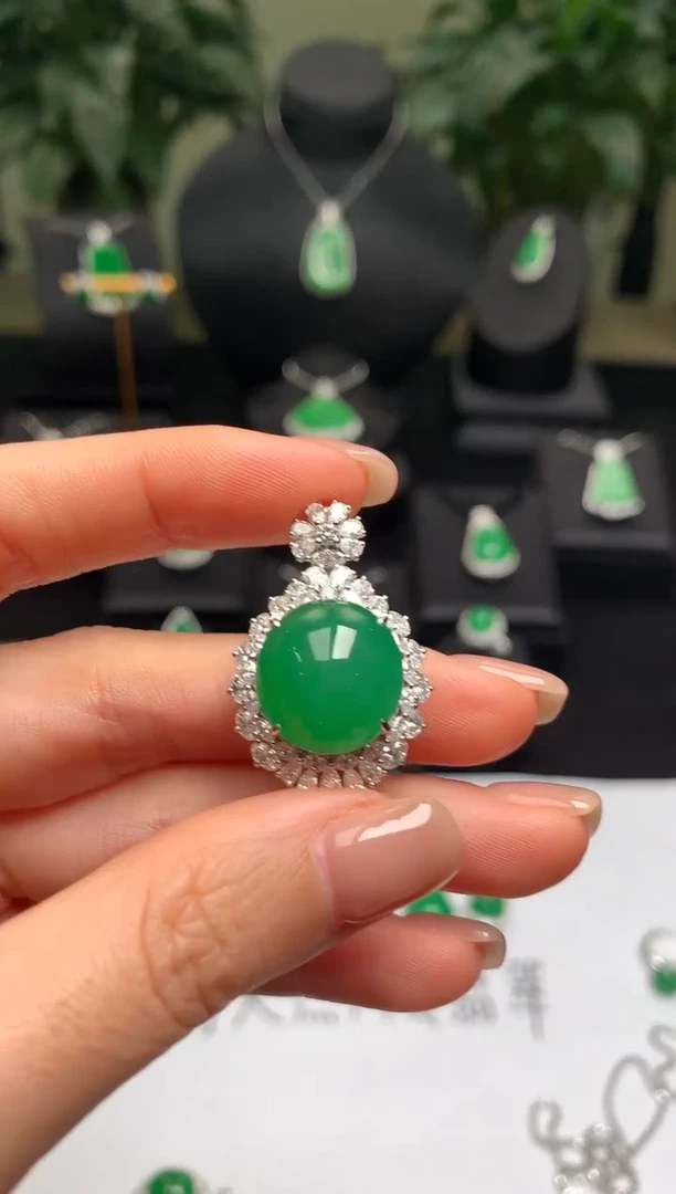 颈饰18K金镶嵌翡翠蛋面