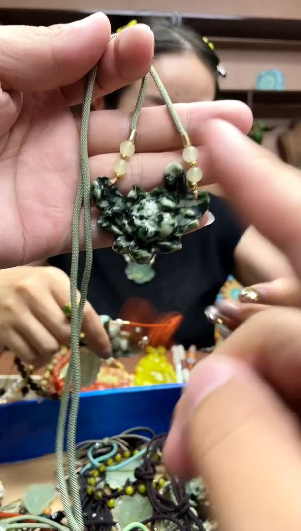 未镶嵌岫玉颈饰·