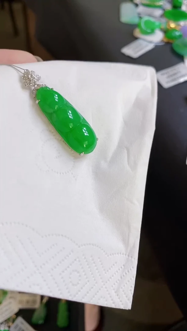 翡翠18K金镶嵌颈饰豆