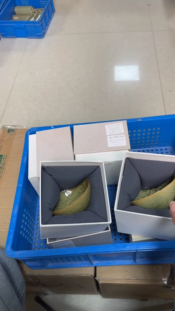 陶瓷纯手工橄榄绿内外双刻玉兰杯(一个）纹饰随机发