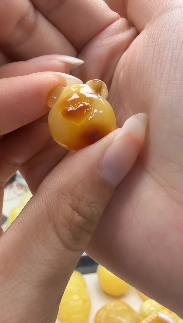 未镶嵌琥珀裸石如图