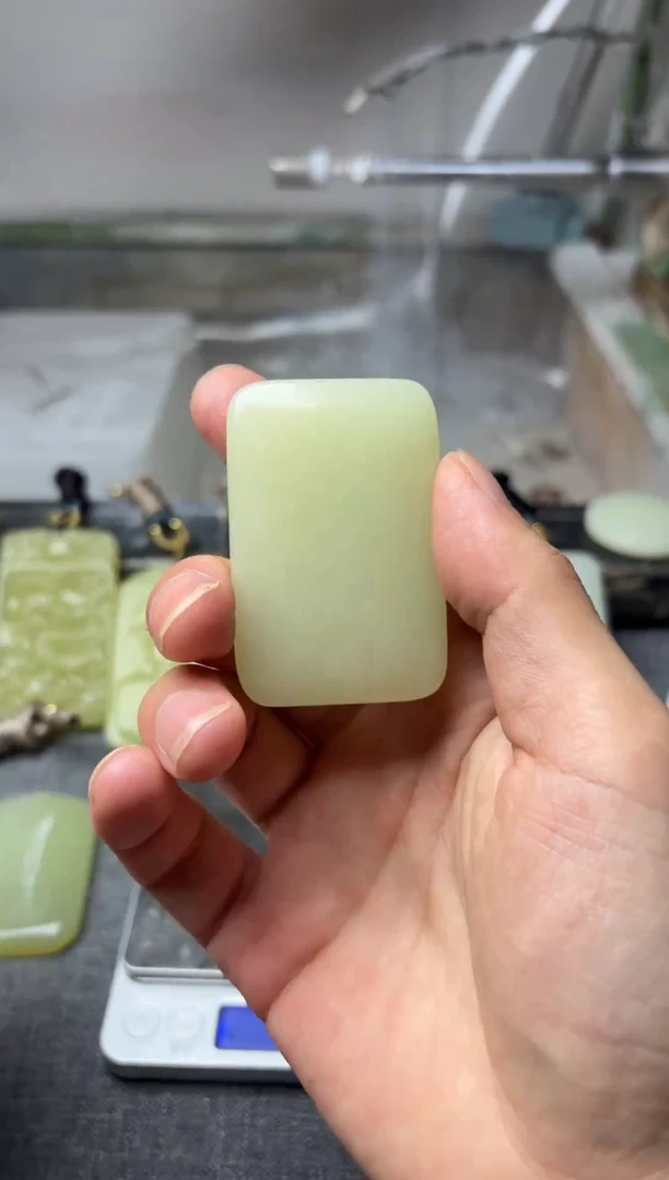 39× 59无事牌天然玉石未镶嵌颈饰