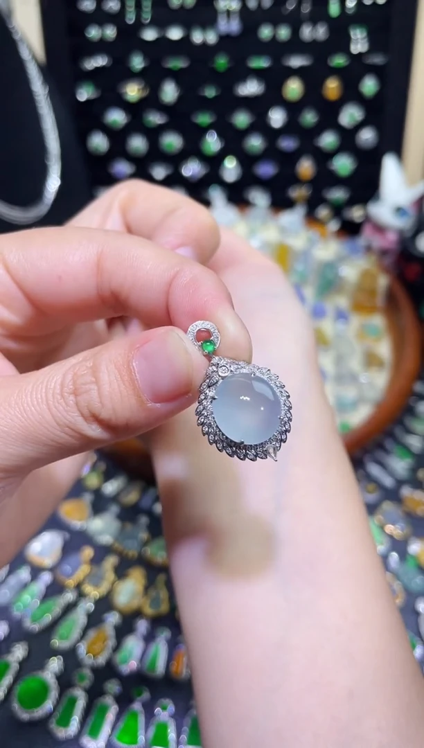 颈饰18K金镶嵌翡翠卡12晴底蛋面吊坠