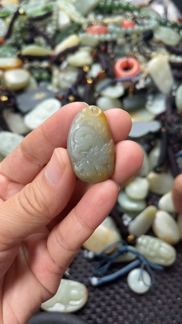 和田玉未镶嵌颈饰（多样性发一件）没有证书有瑕