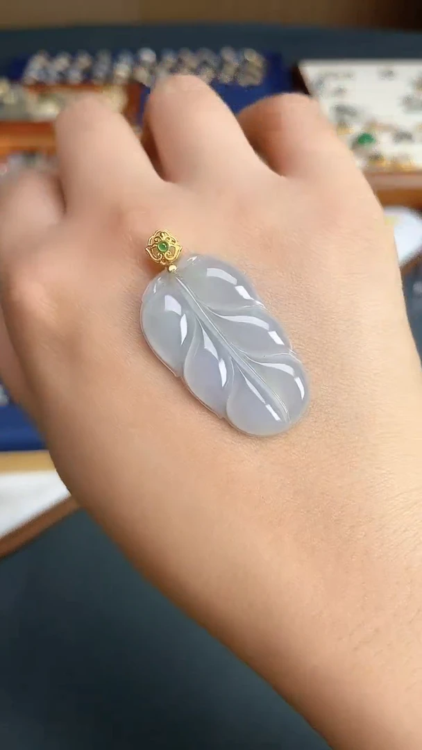 颈饰18K金镶嵌翡翠2025120601