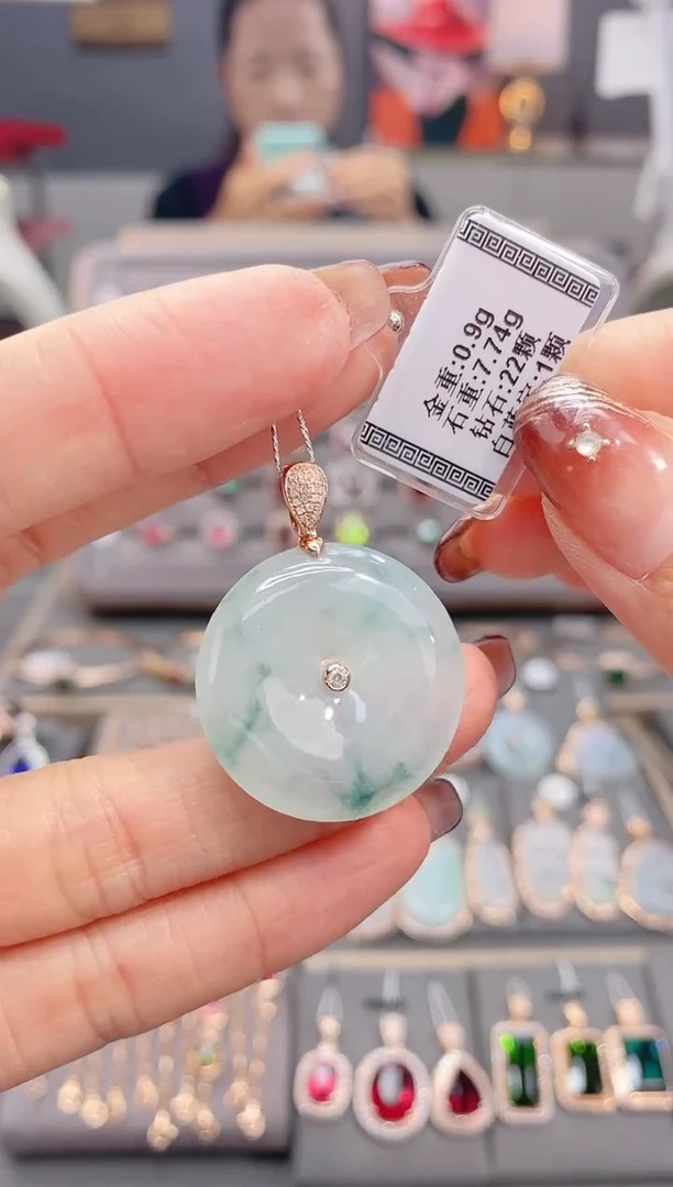 颈饰18K金镶嵌翡翠7.74