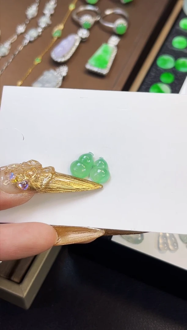 翡翠散珠FT028缅甸A货翡翠冰底甜阳绿葫芦一对