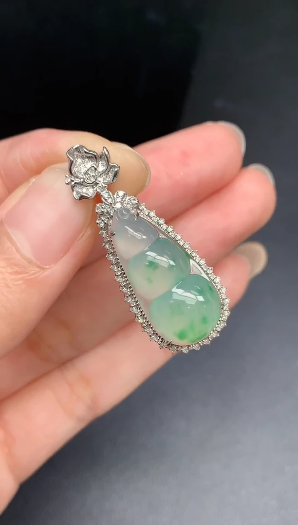 翡翠18K金镶嵌颈饰豆子