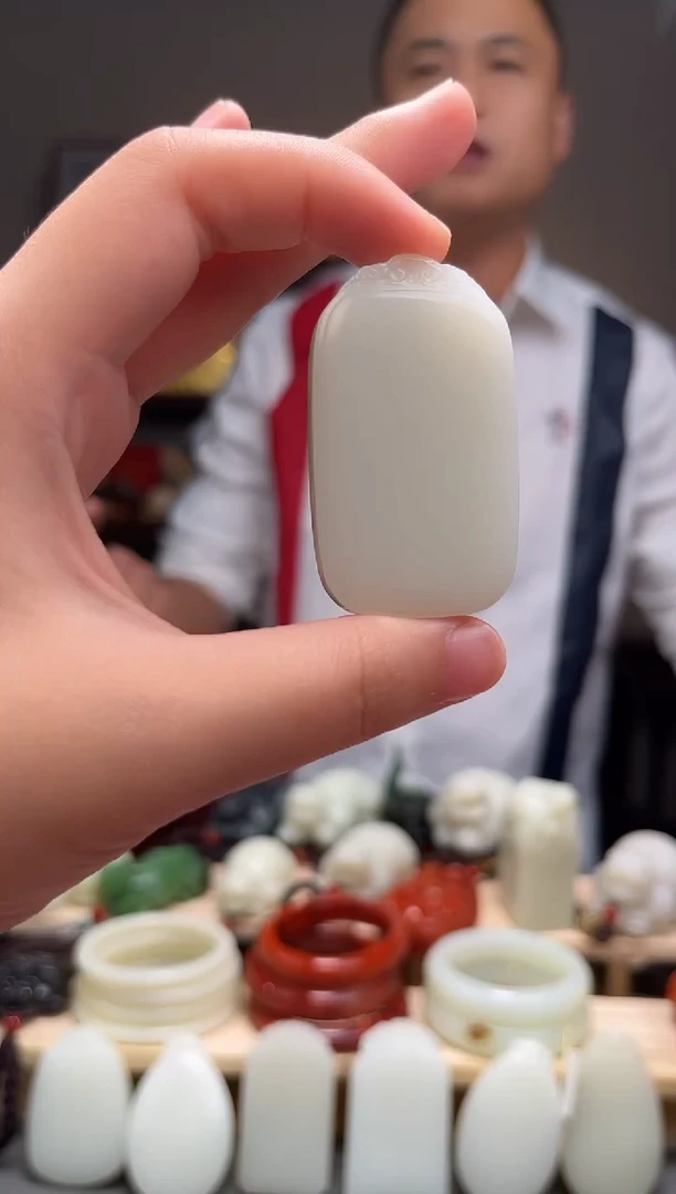 颈饰未镶嵌和田玉吊坠