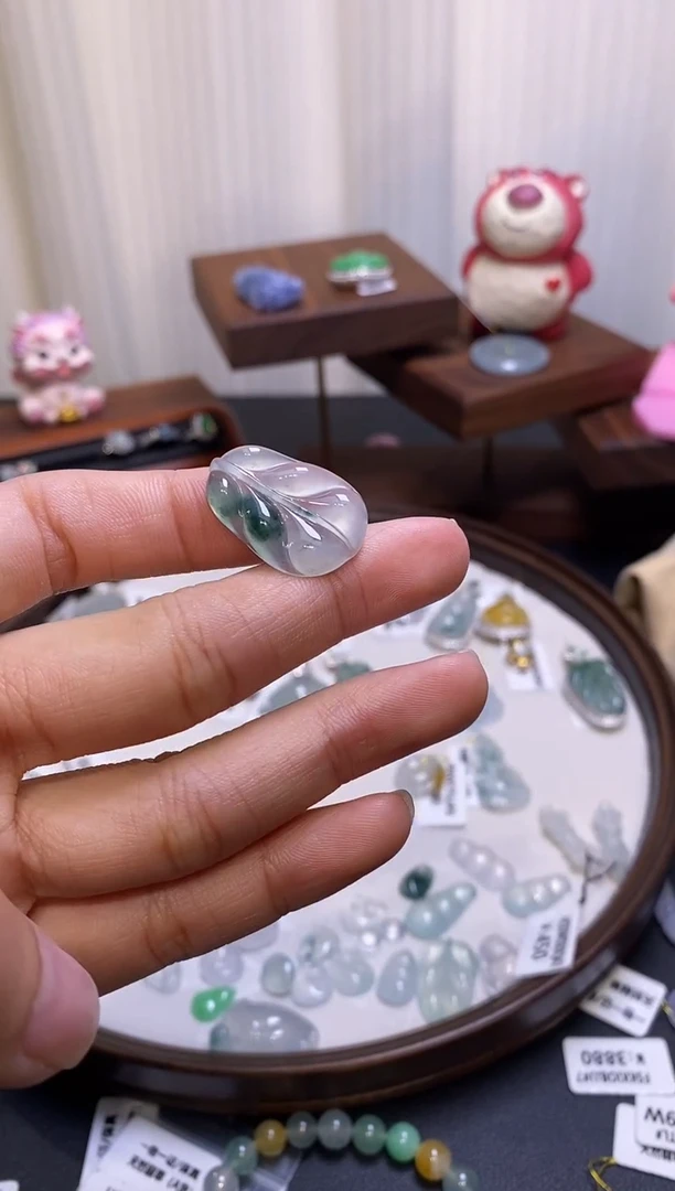 【闪购商品】翡翠颈饰未镶嵌叶子