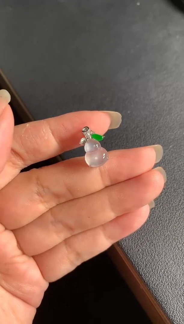颈饰18K金镶嵌翡翠雪花棉葫芦