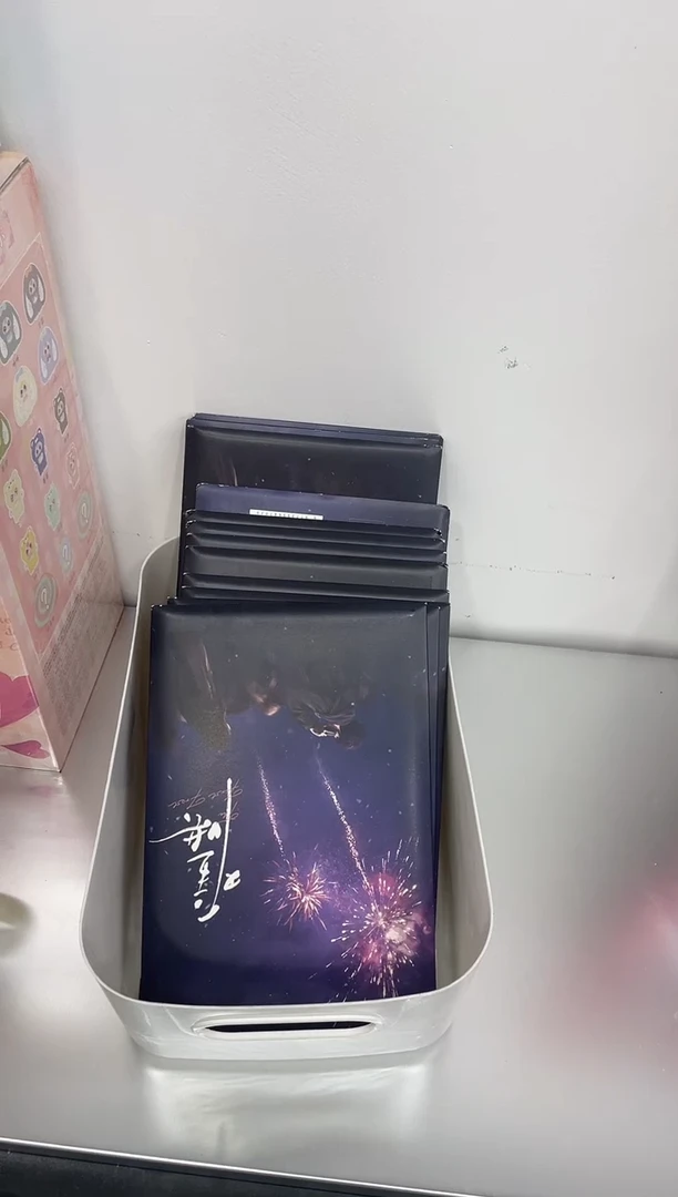 难哄色纸收藏卡牌2张