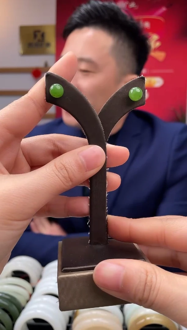 【闪购商品】和田玉耳饰18K金镶嵌碧玉卡8-7耳钉发一对