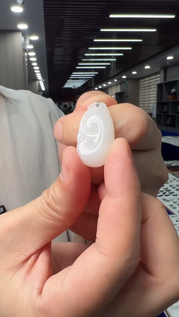 和田玉未镶嵌颈饰如意/微瑕/配绳