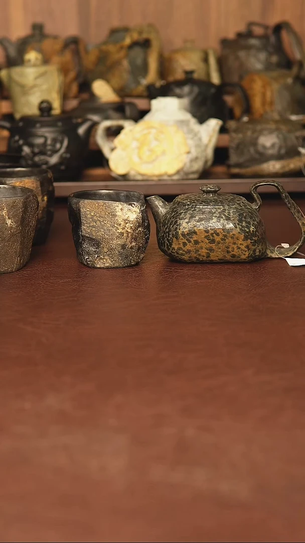 冰碛岩石魄原皮壶和杯