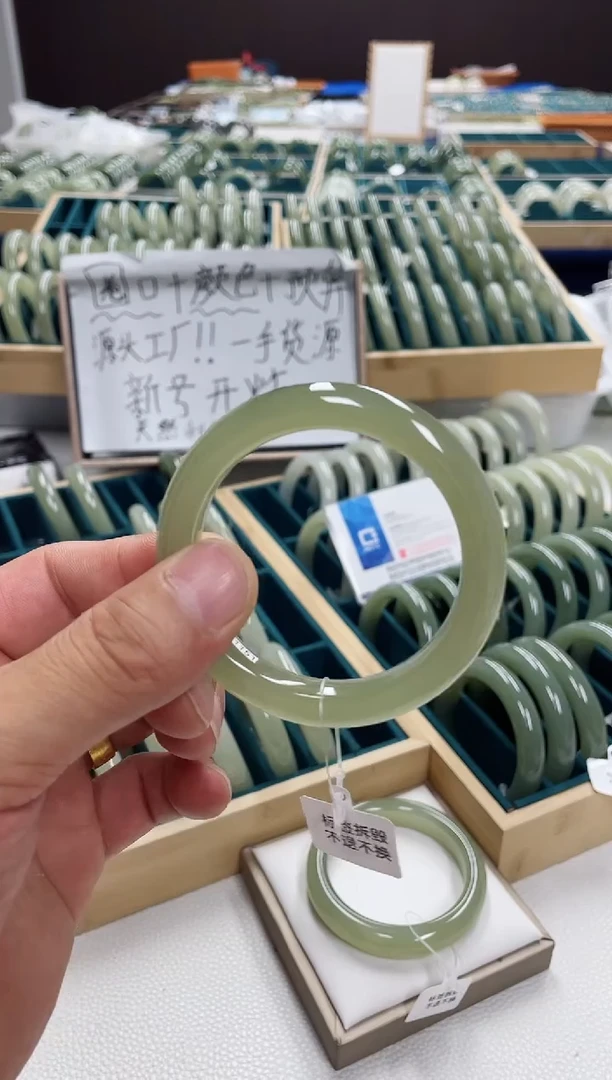 和田玉手镯未镶嵌谢**地和田玉手镯