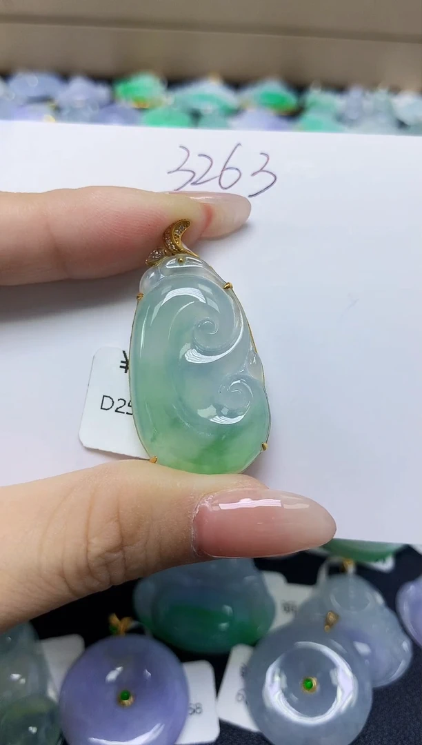 翡翠18K金镶嵌颈饰天然缅甸翡翠A货