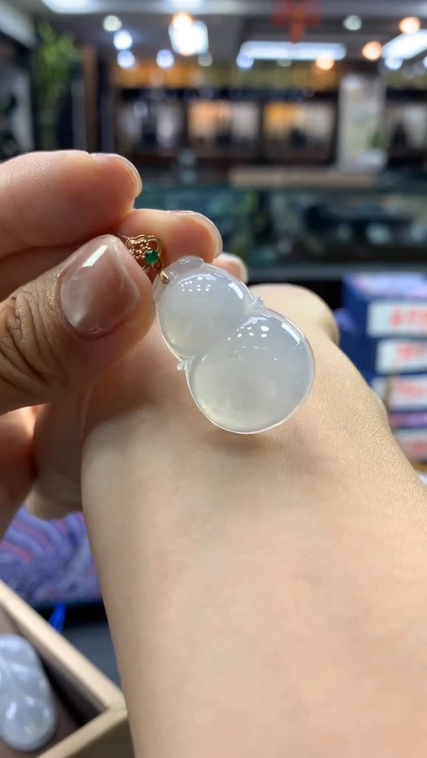 翡翠18K金镶嵌颈饰葫芦