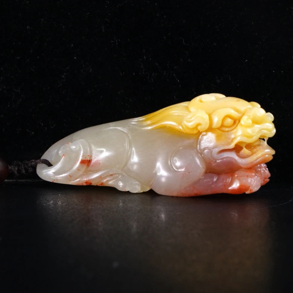 26寿山石鲎箕石狻猊手把件71.4克7.3x2.8x2.9cm
