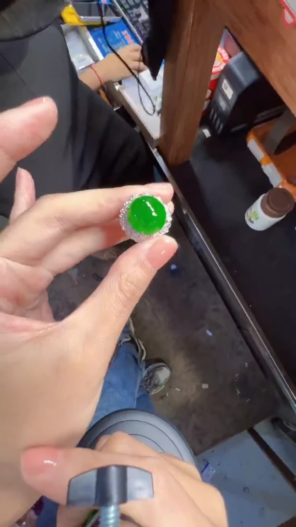未镶嵌定制翡翠翡翠A货有轻微色差属于正常现象，戒指多样性发货1