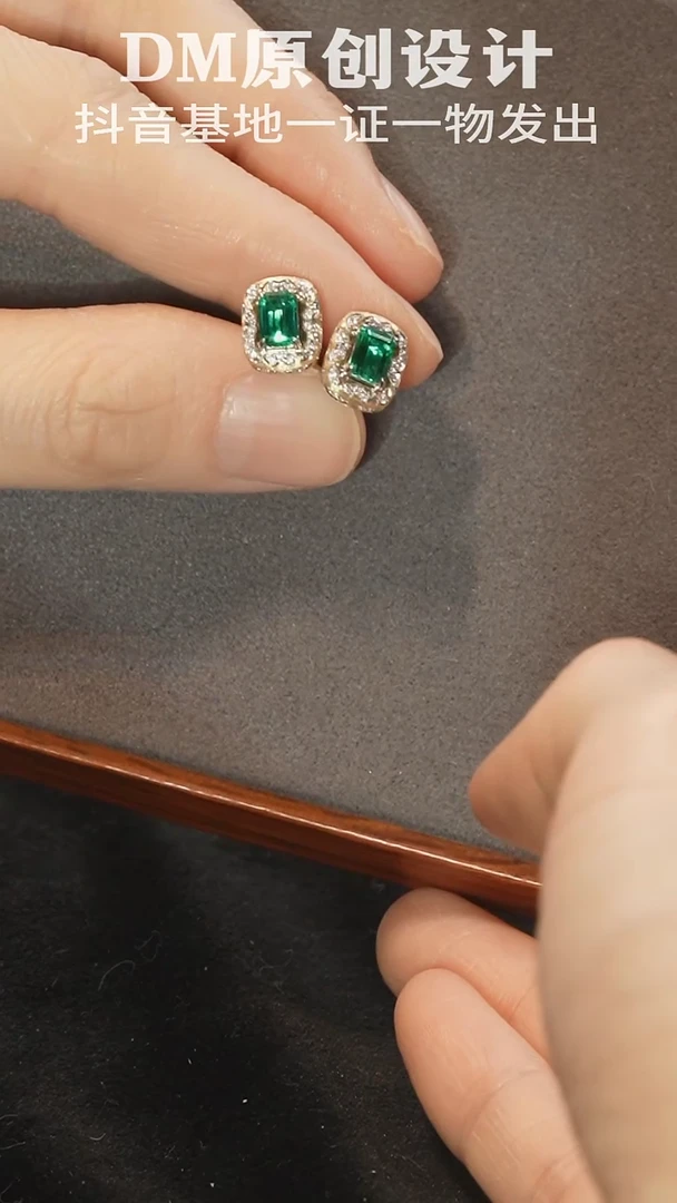 【闪购商品】祖母绿耳钉18K金镶嵌1