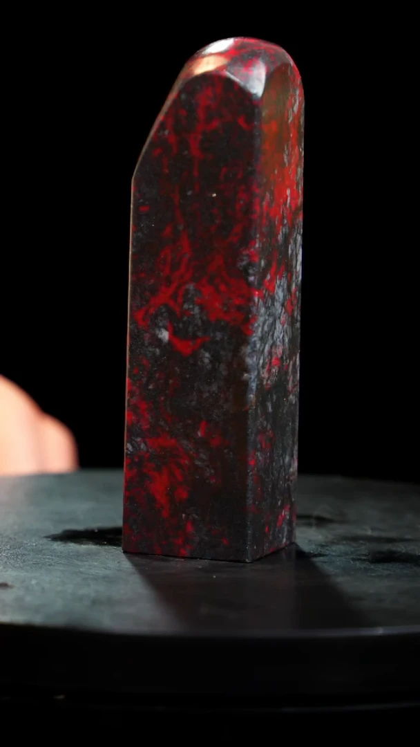 鸡血石牛角鸡血石