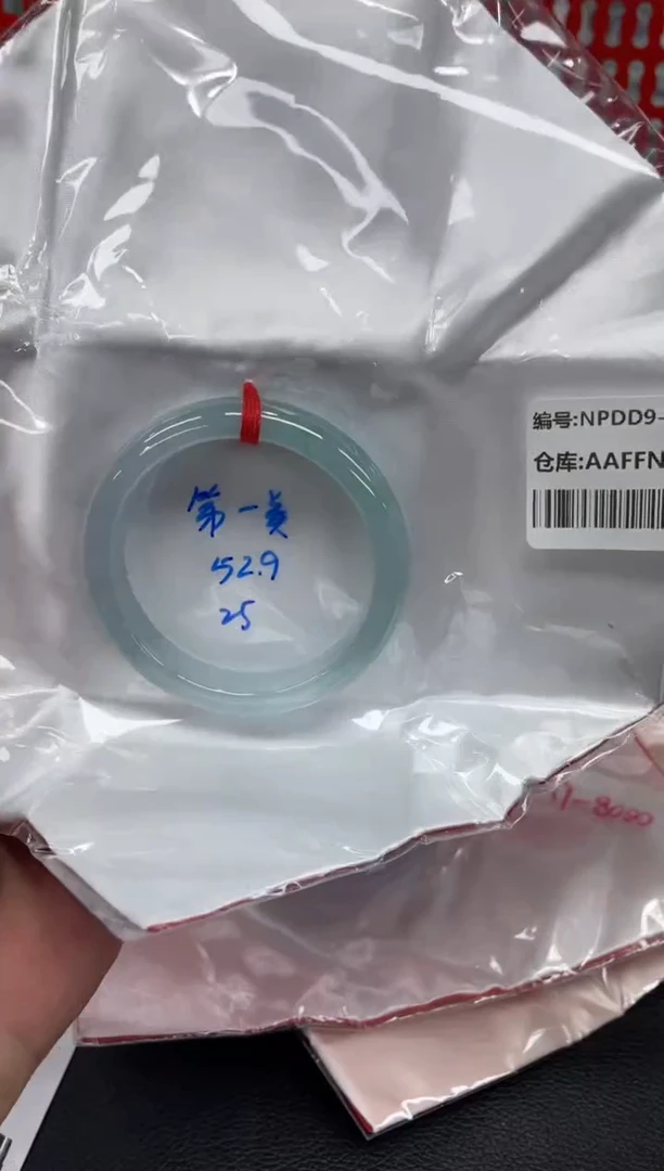 翡翠手镯未镶嵌翡翠手镯