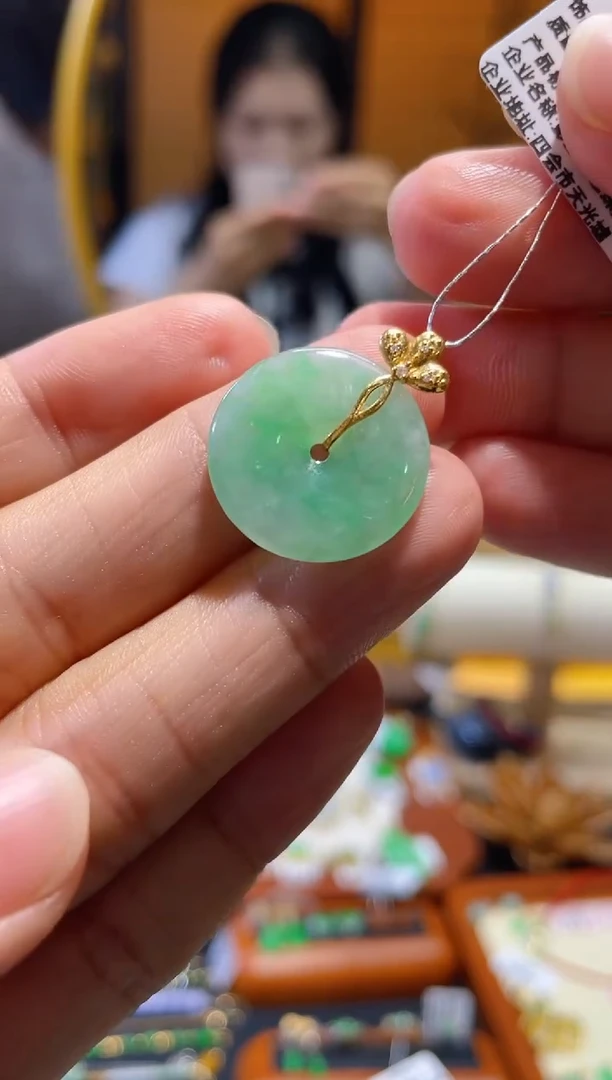 颈饰18K金镶嵌翡翠平安扣