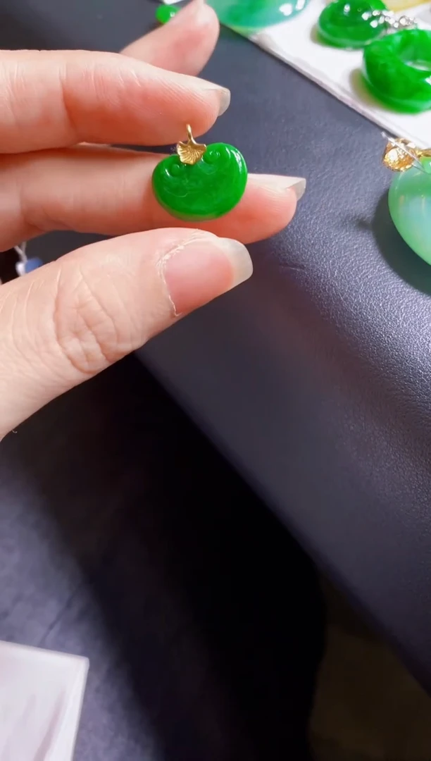 翡翠18K金镶嵌颈饰如意