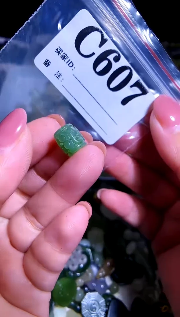 和田玉未镶嵌颈饰   通孔