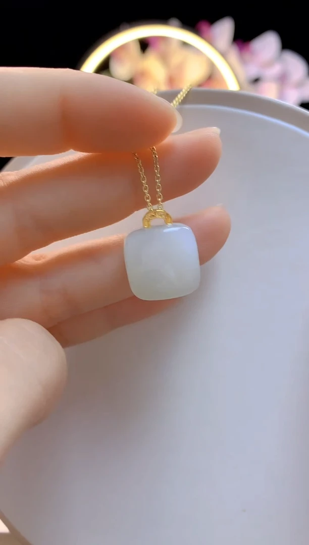 吊坠(赠链)18K金镶嵌和田玉加厚方糖