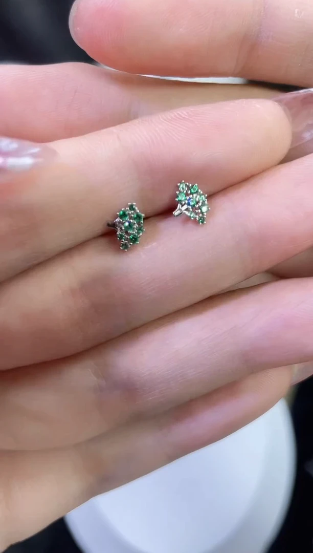 无925银培养祖母绿西蓝花耳钉